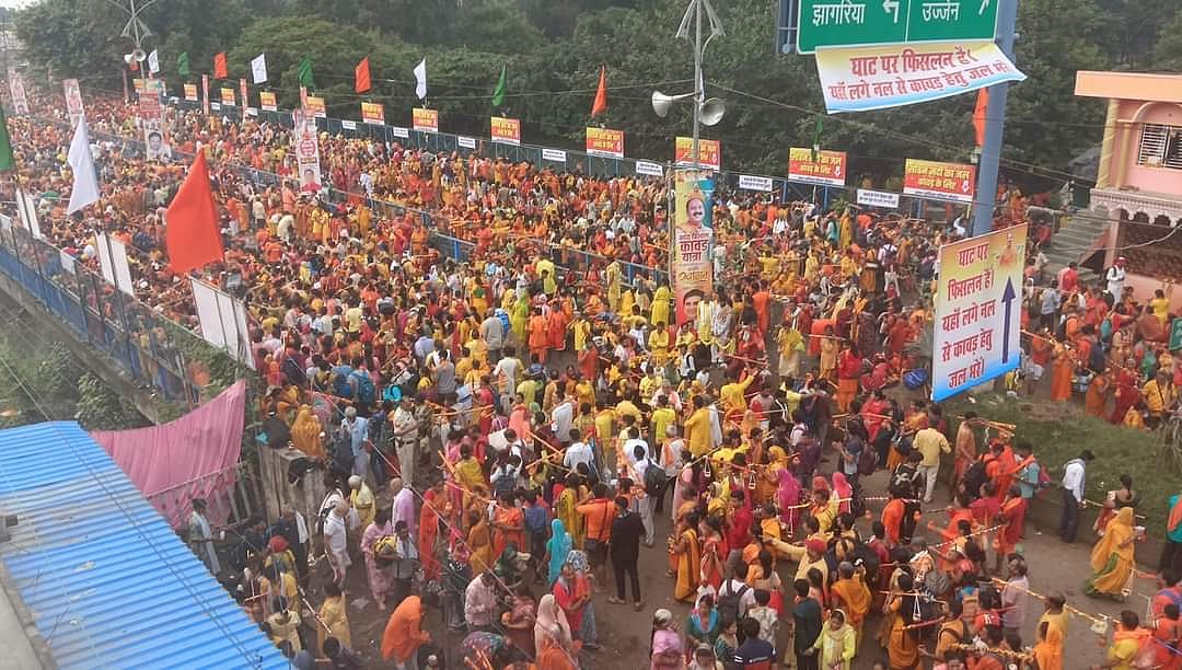 Thousands Of Shiv Bhakts Conclude 11 Km-Long Kanwar Yatra At Pandit Pradeep Mishra's Kubereshwar Dham; Free Khichdi, Tea Distributed